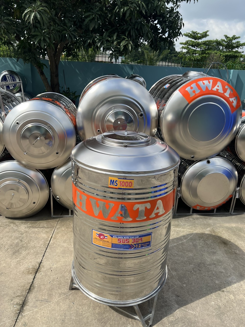 Hình ảnh thực tế Bồn Inox Hwata 1000L đứng